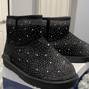 Elegant Black Women's Winter Boots with Studded Design